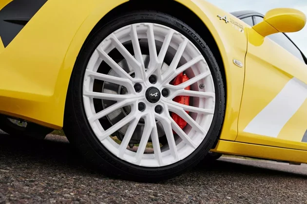 18-inch Gloss White “Grand Prix” wheels with Brembo orange brake callipers